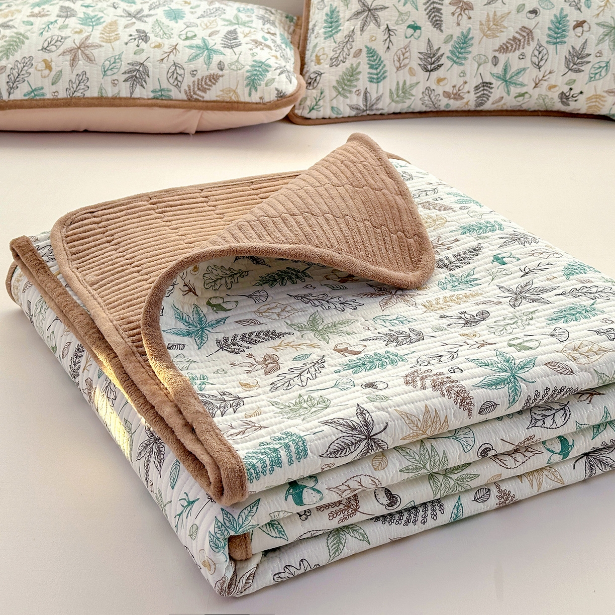 91家纺网 家纺一手货源 找家纺 恒尚居 2026新款A双层纱B牛奶绒床盖双面两用夹棉床单学生床垫床褥子系列二 落叶【A双层纱-B牛奶绒】