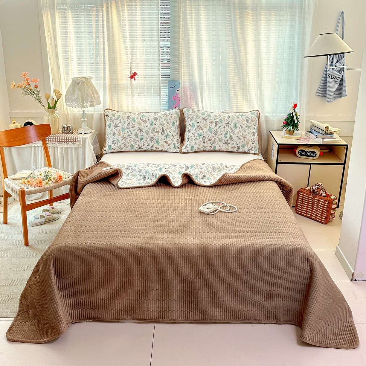 91家纺网 家纺一手货源 找家纺 恒尚居 2026新款A双层纱B牛奶绒床盖双面两用夹棉床单学生床垫床褥子系列二 落叶【A双层纱-B牛奶绒】