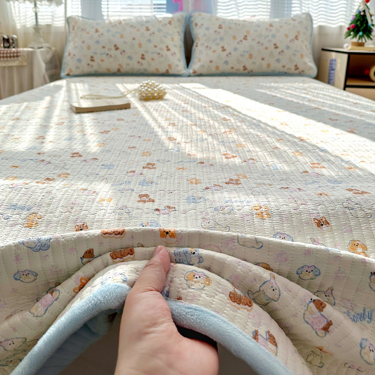 91家纺网 家纺一手货源 找家纺 恒尚居 2026新款A双层纱B牛奶绒床盖双面两用夹棉床单学生床垫床褥子系列二 萌宠乐园【A双层纱-B牛奶绒】