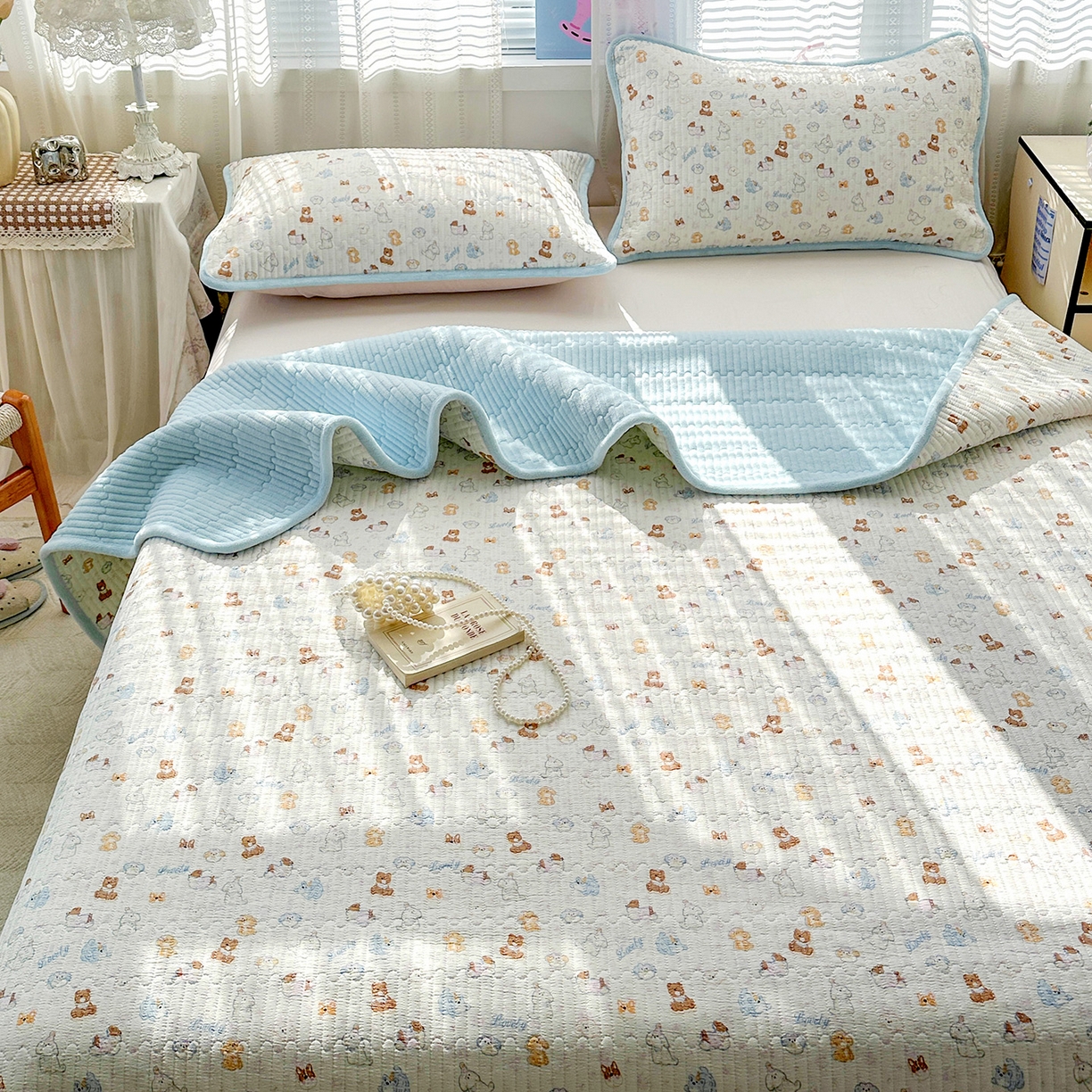 91家纺网 家纺一手货源 找家纺 恒尚居 2026新款A双层纱B牛奶绒床盖双面两用夹棉床单学生床垫床褥子系列二 萌宠乐园【A双层纱-B牛奶绒】