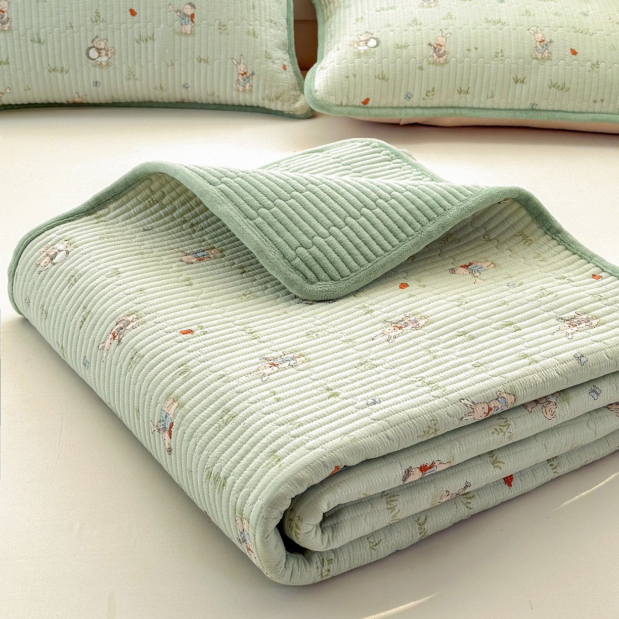 91家纺网 家纺一手货源 找家纺 恒尚居 2026新款A双层纱B牛奶绒床盖双面两用夹棉床单学生床垫床褥子系列二 兔子乐队【A双层纱-B牛奶绒】