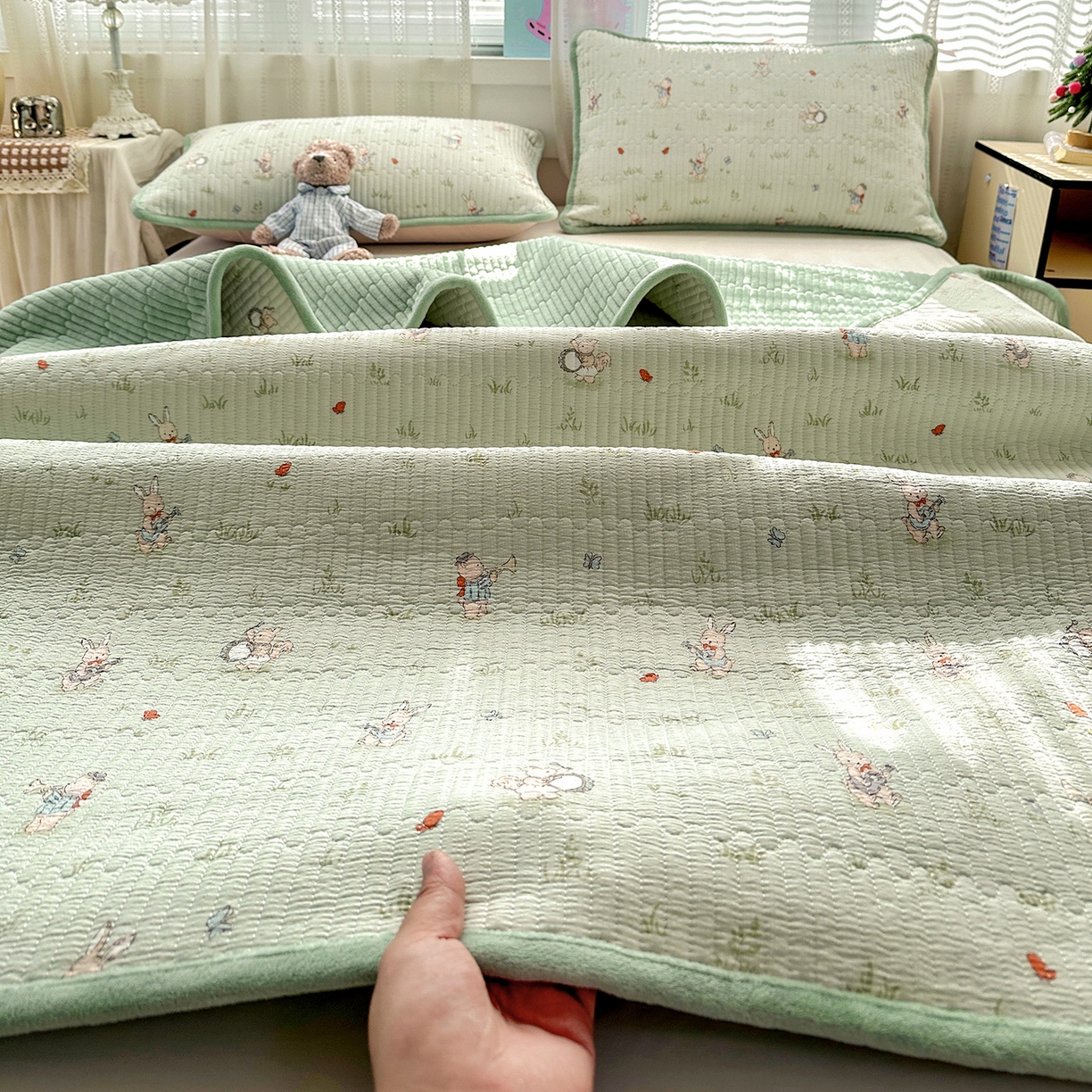 91家纺网 家纺一手货源 找家纺 恒尚居 2026新款A双层纱B牛奶绒床盖双面两用夹棉床单学生床垫床褥子系列二 兔子乐队【A双层纱-B牛奶绒】