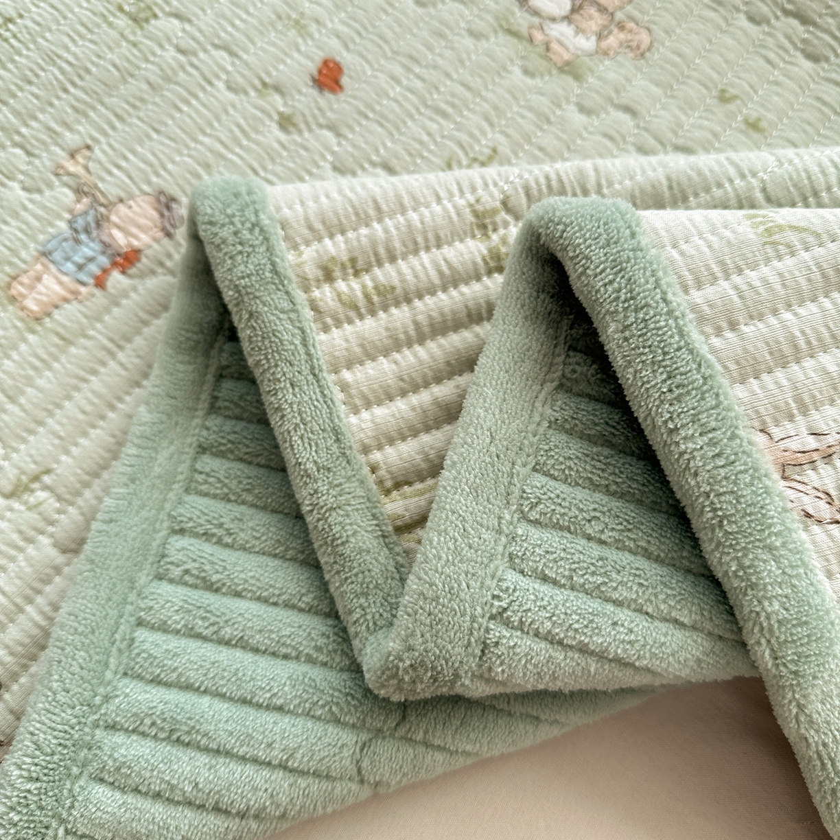 91家纺网 家纺一手货源 找家纺 恒尚居 2026新款A双层纱B牛奶绒床盖双面两用夹棉床单学生床垫床褥子系列二 兔子乐队【A双层纱-B牛奶绒】