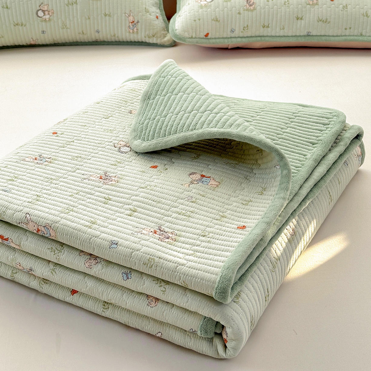 91家纺网 家纺一手货源 找家纺 恒尚居 2026新款A双层纱B牛奶绒床盖双面两用夹棉床单学生床垫床褥子系列二 兔子乐队【A双层纱-B牛奶绒】