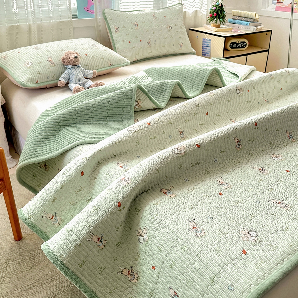 91家纺网 家纺一手货源 找家纺 恒尚居 2026新款A双层纱B牛奶绒床盖双面两用夹棉床单学生床垫床褥子系列二 兔子乐队【A双层纱-B牛奶绒】