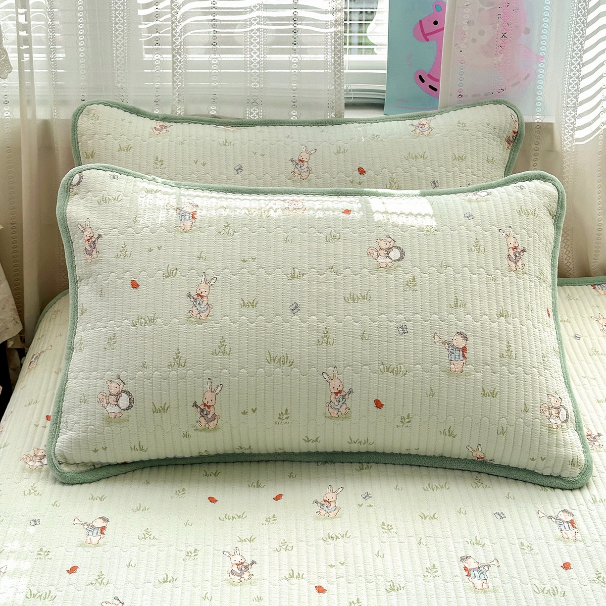 91家纺网 家纺一手货源 找家纺 恒尚居 2026新款A双层纱B牛奶绒床盖双面两用夹棉床单学生床垫床褥子系列二 兔子乐队【A双层纱-B牛奶绒】