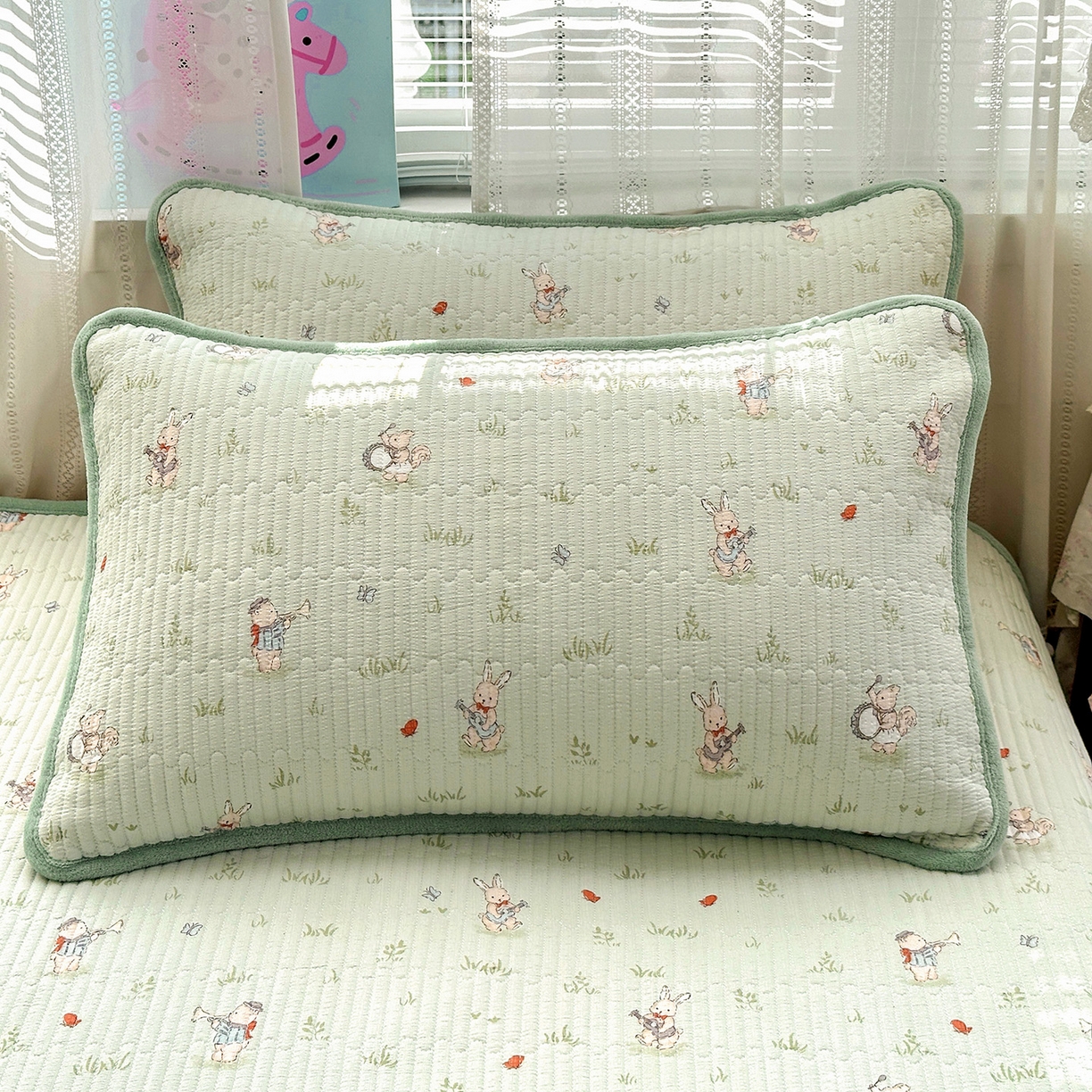 91家纺网 家纺一手货源 找家纺 恒尚居 2026新款A双层纱B牛奶绒床盖双面两用夹棉床单学生床垫床褥子系列二 兔子乐队【A双层纱-B牛奶绒】