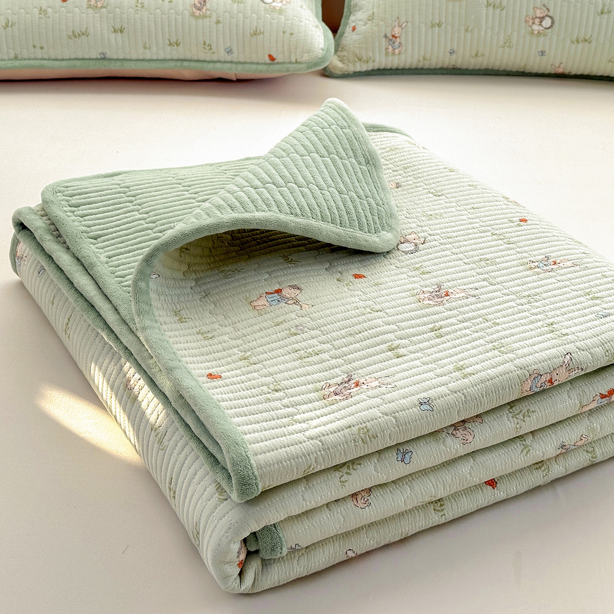 91家纺网 家纺一手货源 找家纺 恒尚居 2026新款A双层纱B牛奶绒床盖双面两用夹棉床单学生床垫床褥子系列二 兔子乐队【A双层纱-B牛奶绒】