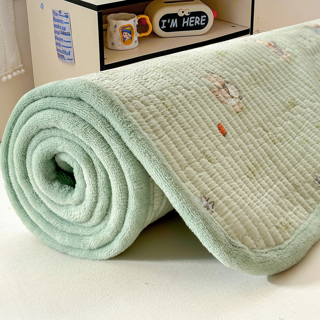 91家纺网 家纺一手货源 找家纺 恒尚居 2026新款A双层纱B牛奶绒床盖双面两用夹棉床单学生床垫床褥子系列二 兔子乐队【A双层纱-B牛奶绒】