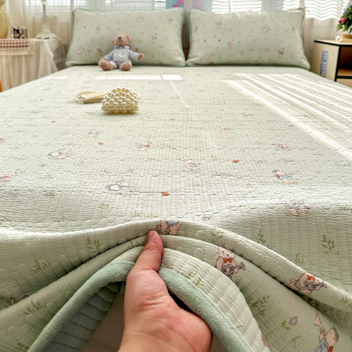 91家纺网 家纺一手货源 找家纺 恒尚居 2026新款A双层纱B牛奶绒床盖双面两用夹棉床单学生床垫床褥子系列二 兔子乐队【A双层纱-B牛奶绒】