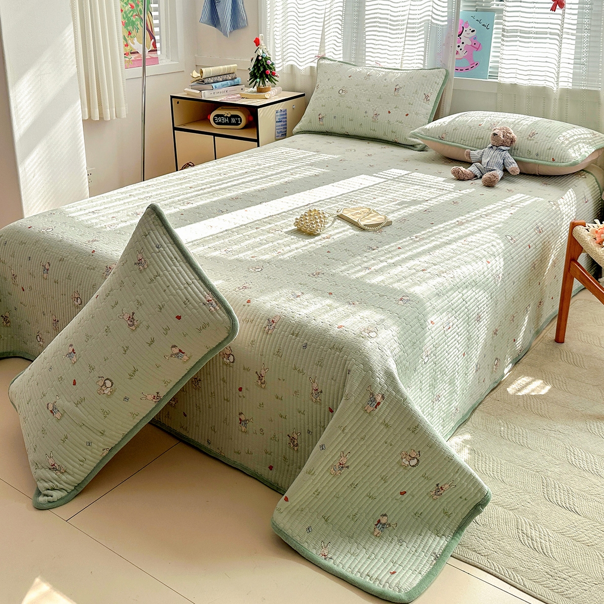 91家纺网 家纺一手货源 找家纺 恒尚居 2026新款A双层纱B牛奶绒床盖双面两用夹棉床单学生床垫床褥子系列二 兔子乐队【A双层纱-B牛奶绒】