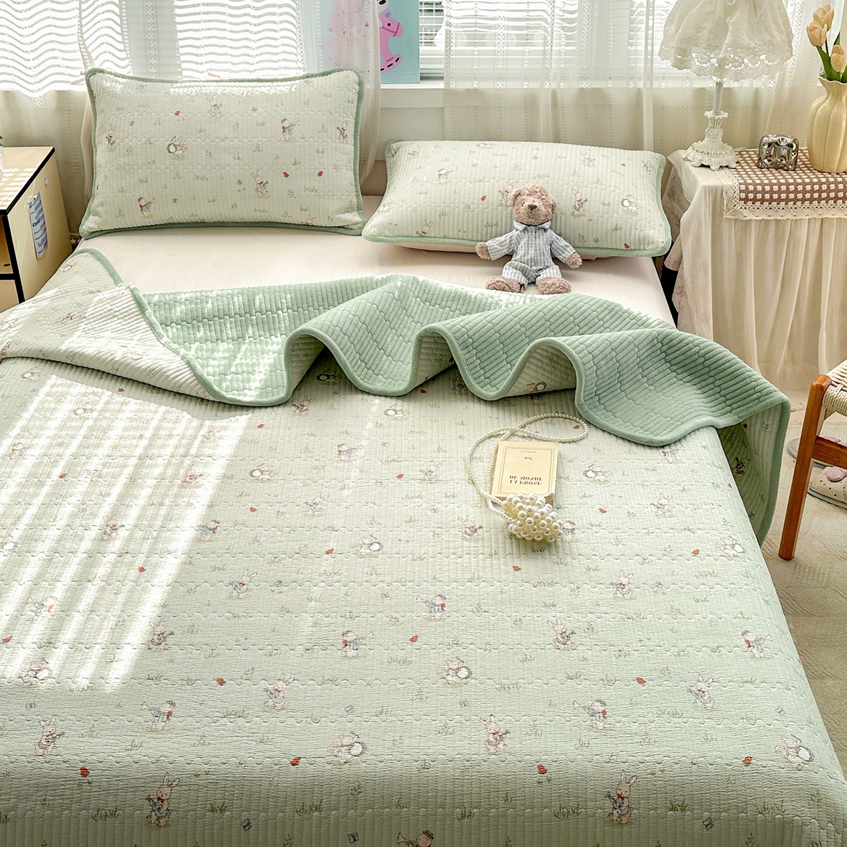 91家纺网 家纺一手货源 找家纺 恒尚居 2026新款A双层纱B牛奶绒床盖双面两用夹棉床单学生床垫床褥子系列二 兔子乐队【A双层纱-B牛奶绒】