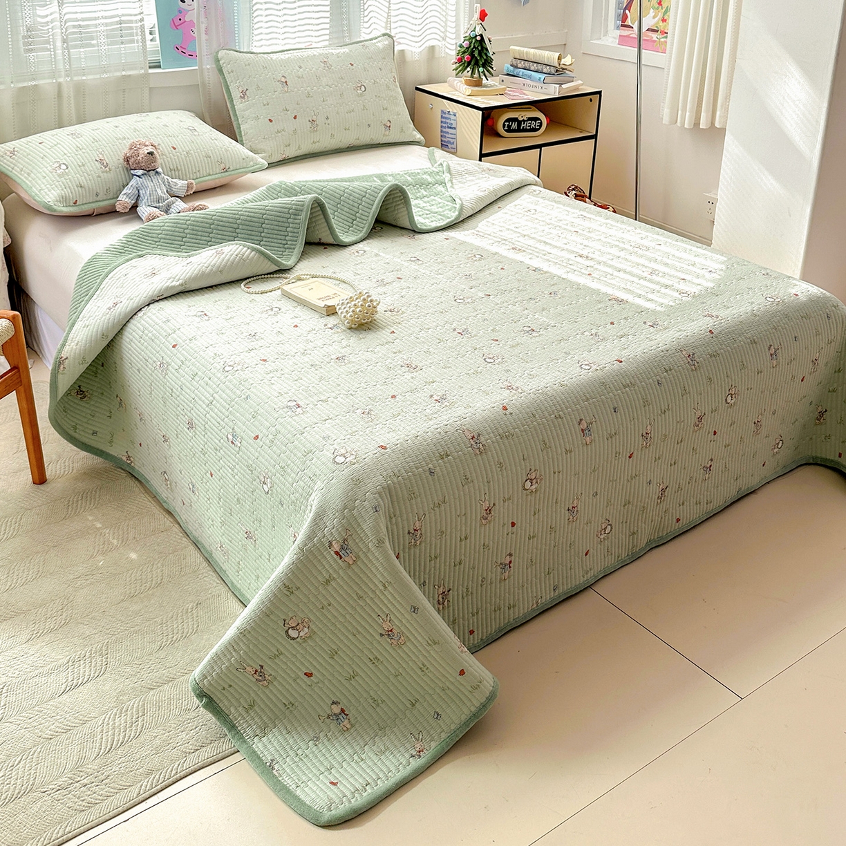 91家纺网 家纺一手货源 找家纺 恒尚居 2026新款A双层纱B牛奶绒床盖双面两用夹棉床单学生床垫床褥子系列二 兔子乐队【A双层纱-B牛奶绒】