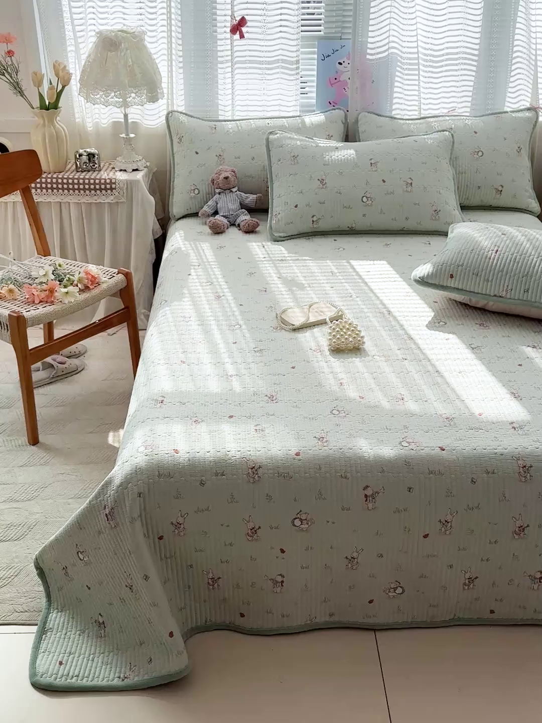 91家纺网 家纺一手货源 找家纺 恒尚居 2026新款A双层纱B牛奶绒床盖双面两用夹棉床单学生床垫床褥子系列二 兔子乐队【A双层纱-B牛奶绒】
