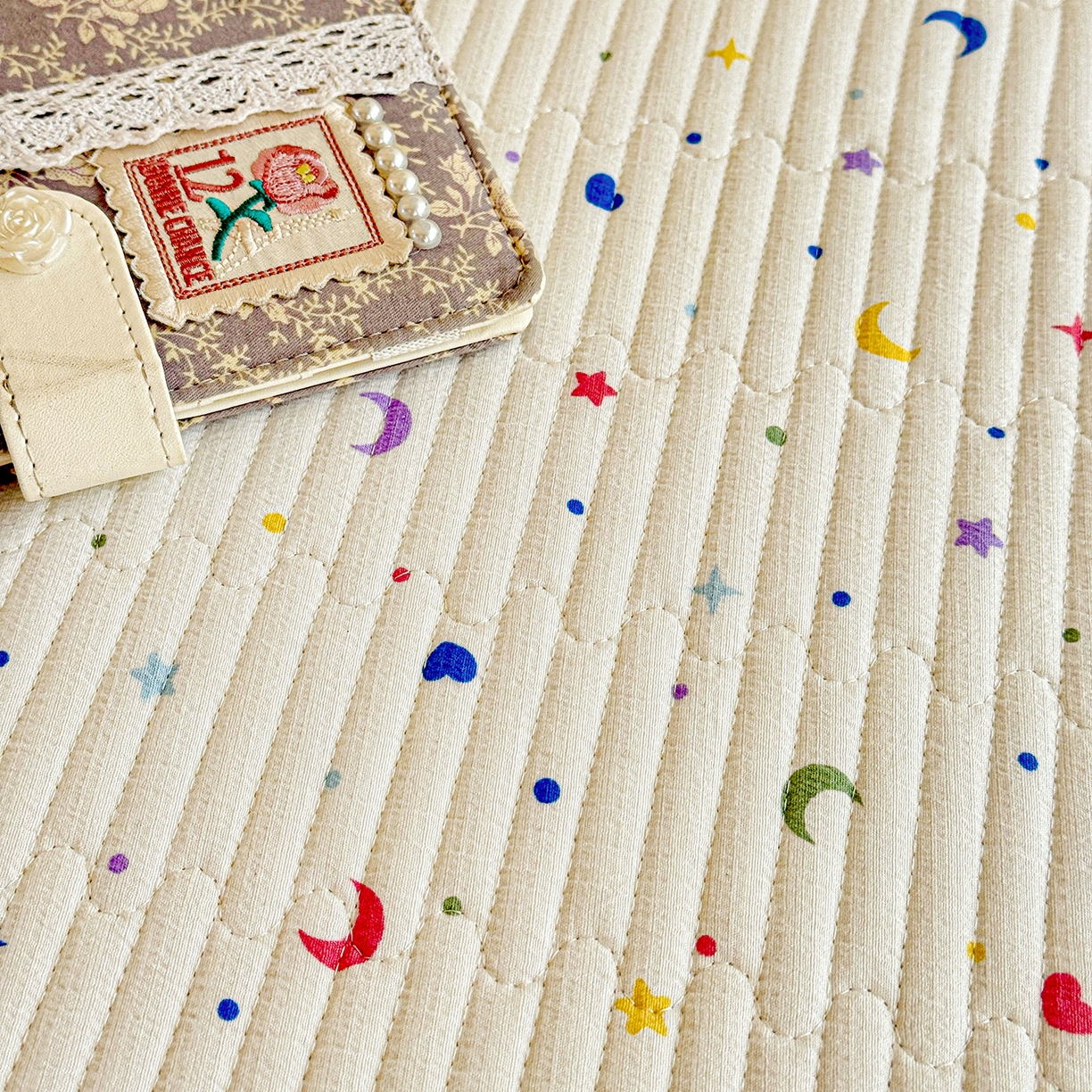 91家纺网 家纺一手货源 找家纺 恒尚居 2026新款A双层纱B牛奶绒床盖双面两用夹棉床单学生床垫床褥子系列二 星月【A双层纱-B牛奶绒】