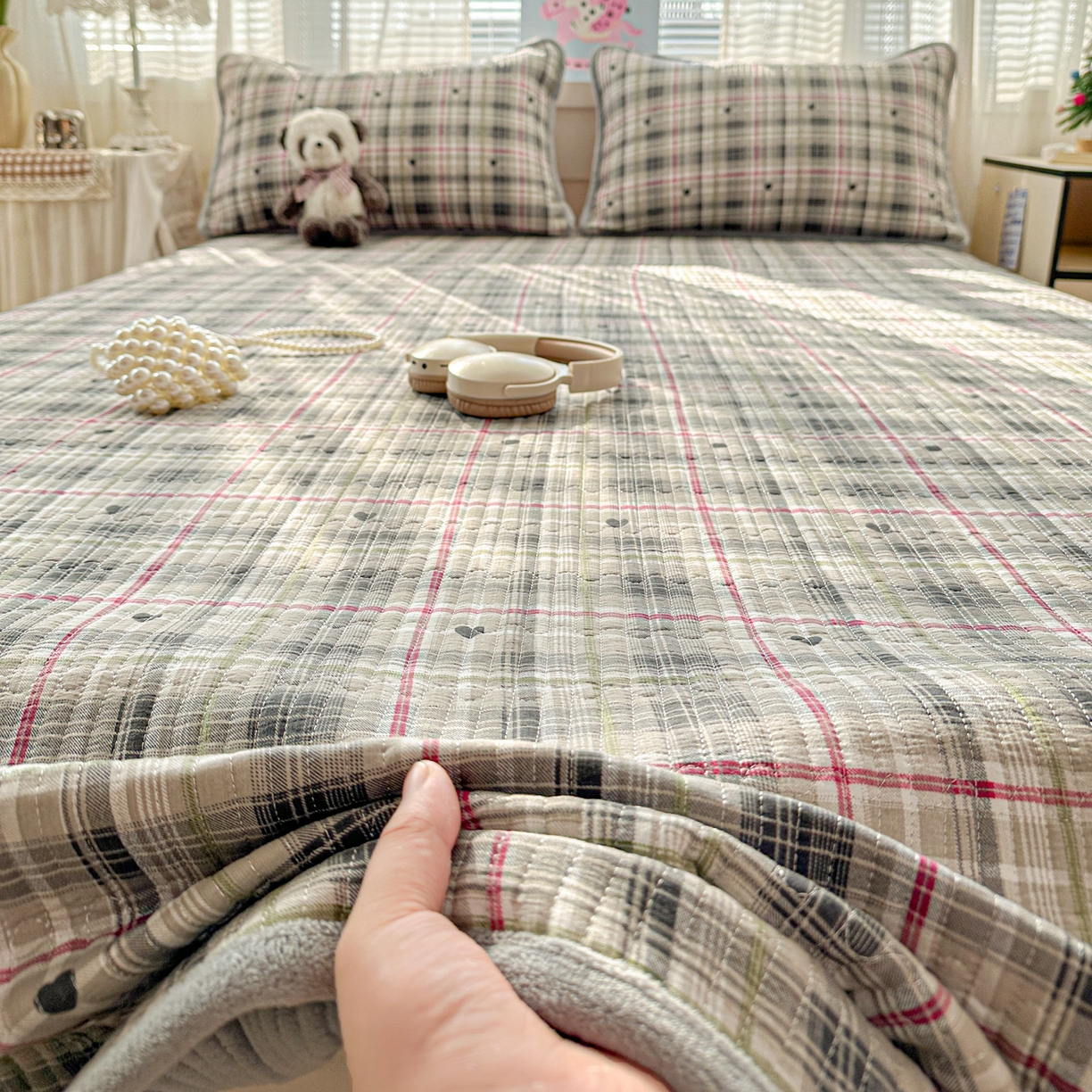 91家纺网 家纺一手货源 找家纺 恒尚居 2026新款A双层纱B牛奶绒床盖双面两用夹棉床单学生床垫床褥子系列二 英伦格【A双层纱-B牛奶绒】