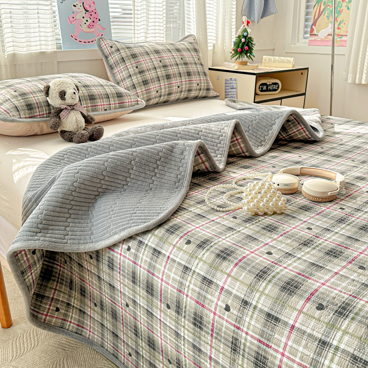 91家纺网 家纺一手货源 找家纺 恒尚居 2026新款A双层纱B牛奶绒床盖双面两用夹棉床单学生床垫床褥子系列二 英伦格【A双层纱-B牛奶绒】