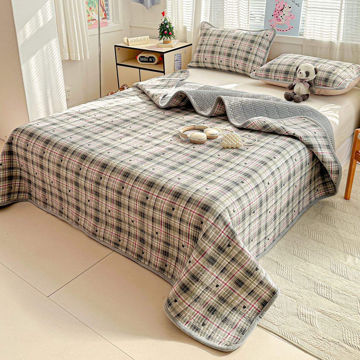 91家纺网 家纺一手货源 找家纺 恒尚居 2026新款A双层纱B牛奶绒床盖双面两用夹棉床单学生床垫床褥子系列二 英伦格【A双层纱-B牛奶绒】