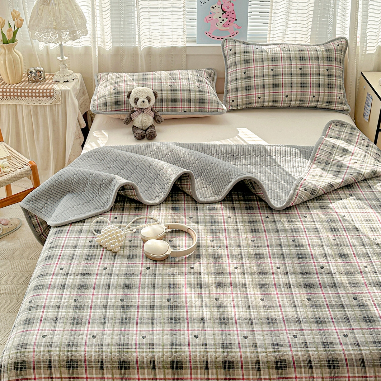 91家纺网 家纺一手货源 找家纺 恒尚居 2026新款A双层纱B牛奶绒床盖双面两用夹棉床单学生床垫床褥子系列二 英伦格【A双层纱-B牛奶绒】