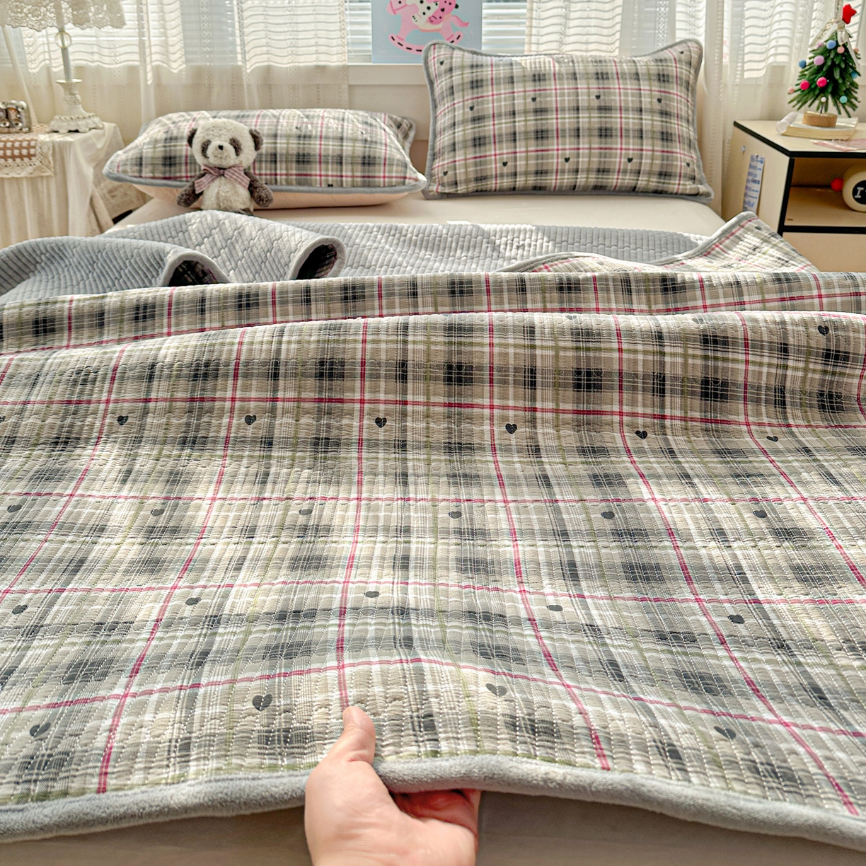 91家纺网 家纺一手货源 找家纺 恒尚居 2026新款A双层纱B牛奶绒床盖双面两用夹棉床单学生床垫床褥子系列二 英伦格【A双层纱-B牛奶绒】