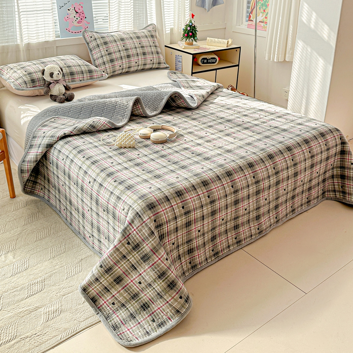 91家纺网 家纺一手货源 找家纺 恒尚居 2026新款A双层纱B牛奶绒床盖双面两用夹棉床单学生床垫床褥子系列二 英伦格【A双层纱-B牛奶绒】