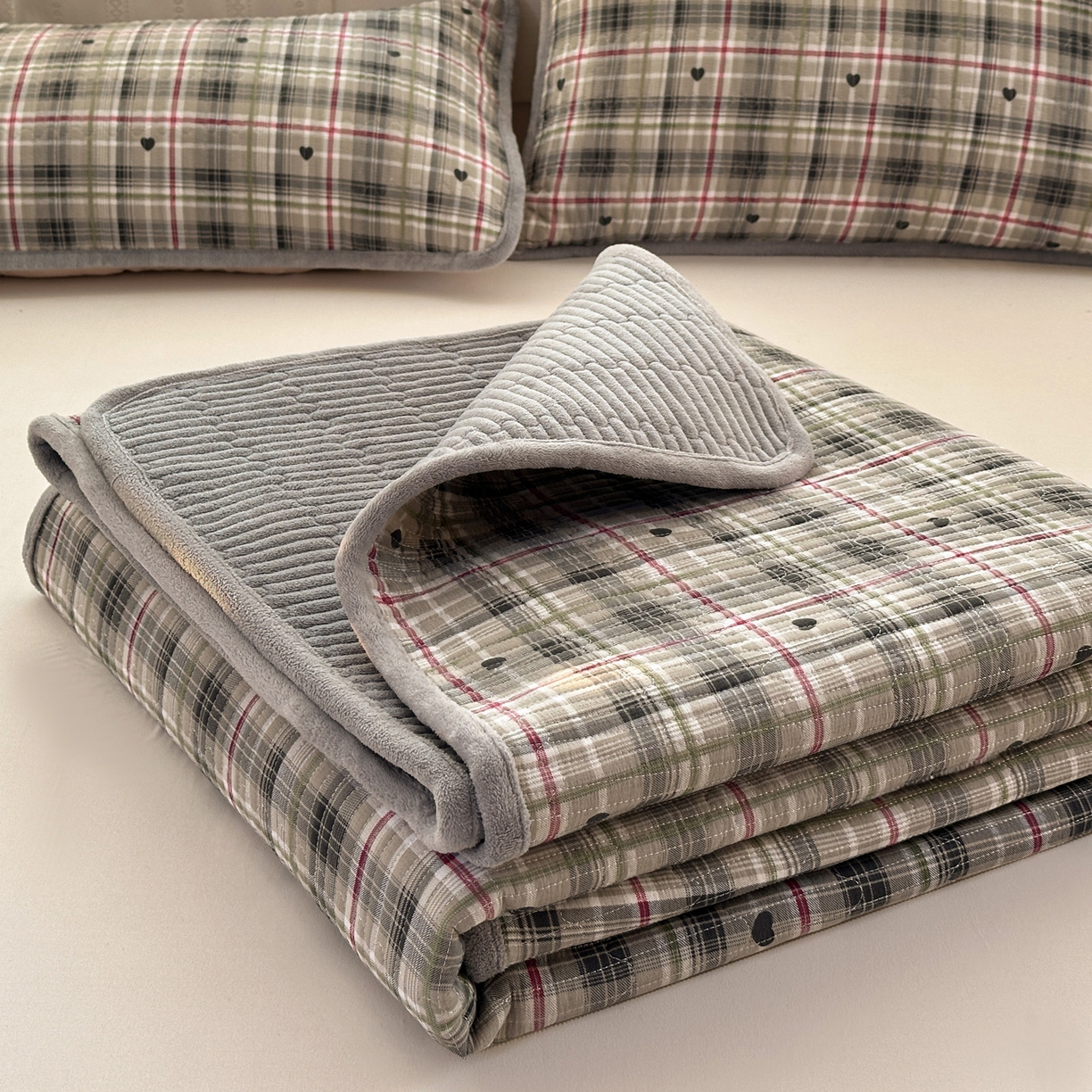 91家纺网 家纺一手货源 找家纺 恒尚居 2026新款A双层纱B牛奶绒床盖双面两用夹棉床单学生床垫床褥子系列二 英伦格【A双层纱-B牛奶绒】