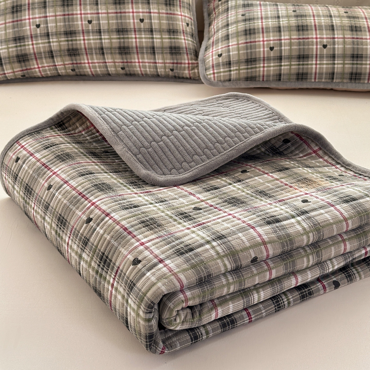 91家纺网 家纺一手货源 找家纺 恒尚居 2026新款A双层纱B牛奶绒床盖双面两用夹棉床单学生床垫床褥子系列二 英伦格【A双层纱-B牛奶绒】