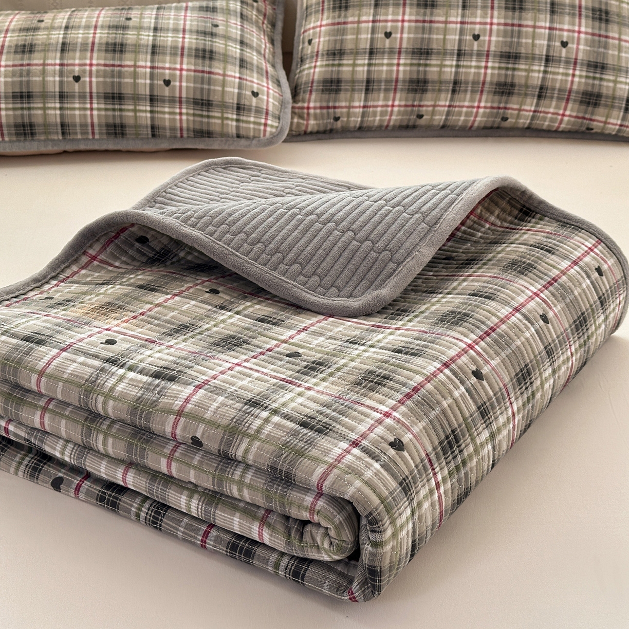 91家纺网 家纺一手货源 找家纺 恒尚居 2026新款A双层纱B牛奶绒床盖双面两用夹棉床单学生床垫床褥子系列二 英伦格【A双层纱-B牛奶绒】