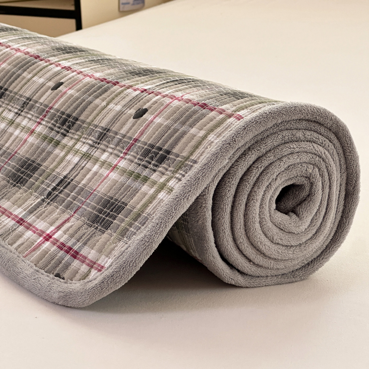 91家纺网 家纺一手货源 找家纺 恒尚居 2026新款A双层纱B牛奶绒床盖双面两用夹棉床单学生床垫床褥子系列二 英伦格【A双层纱-B牛奶绒】