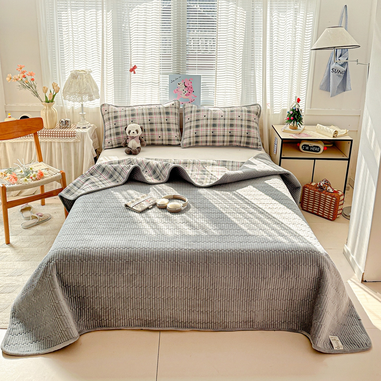 91家纺网 家纺一手货源 找家纺 恒尚居 2026新款A双层纱B牛奶绒床盖双面两用夹棉床单学生床垫床褥子系列二 英伦格【A双层纱-B牛奶绒】