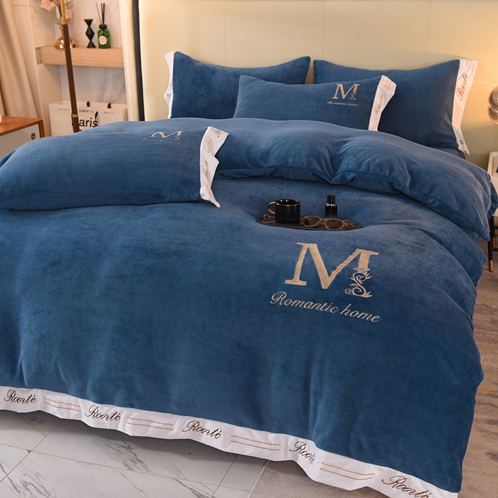 91家纺网 家纺一手货源 找家纺 大米家居 2025新款宽边刺绣牛奶绒四件套-罗曼蒂克系列 罗曼蒂克-克莱因蓝