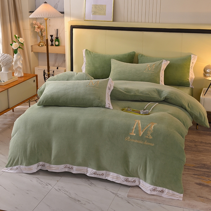 91家纺网 家纺一手货源 找家纺 大米家居 2025新款宽边刺绣牛奶绒四件套-罗曼蒂克系列 罗曼蒂克-莫兰迪绿