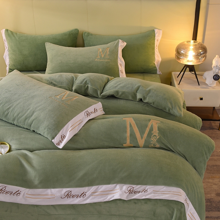 91家纺网 家纺一手货源 找家纺 大米家居 2025新款宽边刺绣牛奶绒四件套-罗曼蒂克系列 罗曼蒂克-莫兰迪绿