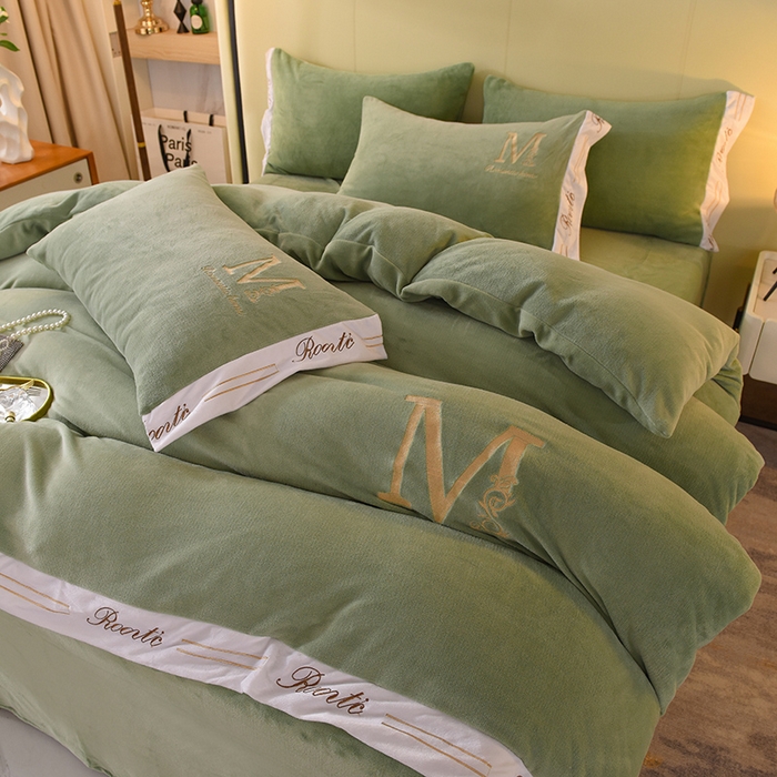 91家纺网 家纺一手货源 找家纺 大米家居 2025新款宽边刺绣牛奶绒四件套-罗曼蒂克系列 罗曼蒂克-莫兰迪绿