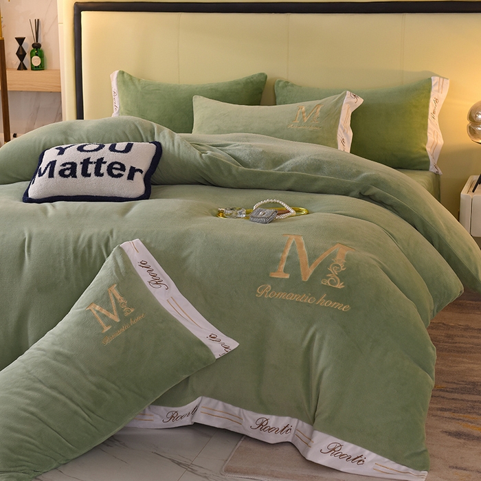 91家纺网 家纺一手货源 找家纺 大米家居 2025新款宽边刺绣牛奶绒四件套-罗曼蒂克系列 罗曼蒂克-莫兰迪绿
