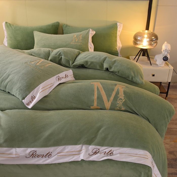 91家纺网 家纺一手货源 找家纺 大米家居 2025新款宽边刺绣牛奶绒四件套-罗曼蒂克系列 罗曼蒂克-莫兰迪绿