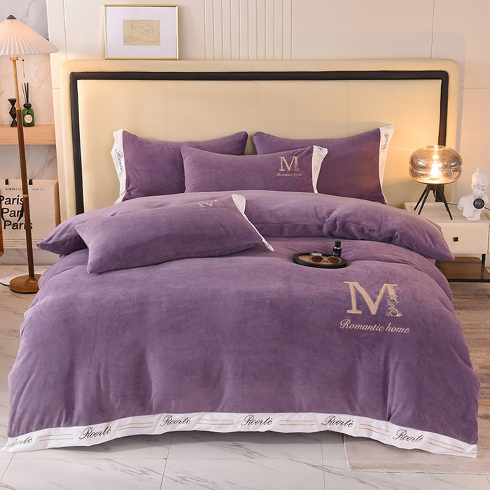 91家纺网 家纺一手货源 找家纺 大米家居 2025新款宽边刺绣牛奶绒四件套-罗曼蒂克系列 罗曼蒂克-暮山紫