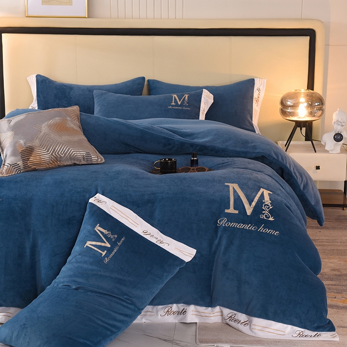 91家纺网 家纺一手货源 找家纺 大米家居 2025新款宽边刺绣牛奶绒四件套-罗曼蒂克系列 罗曼蒂克-克莱因蓝