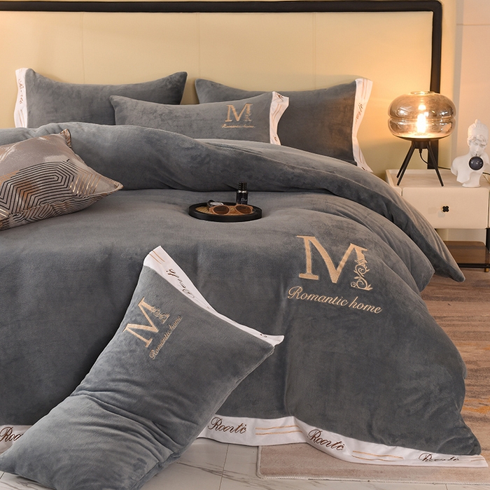 91家纺网 家纺一手货源 找家纺 大米家居 2025新款宽边刺绣牛奶绒四件套-罗曼蒂克系列 罗曼蒂克-星空灰