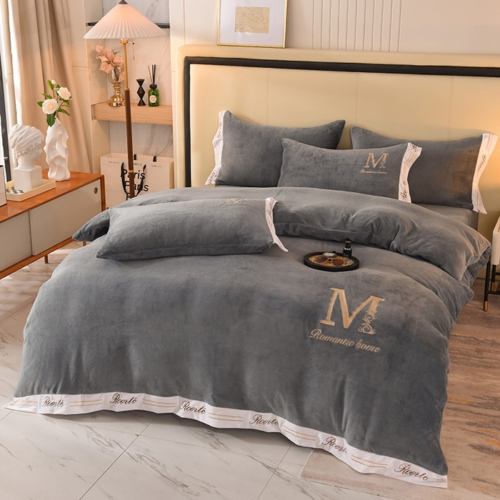 91家纺网 家纺一手货源 找家纺 大米家居 2025新款宽边刺绣牛奶绒四件套-罗曼蒂克系列 罗曼蒂克-星空灰