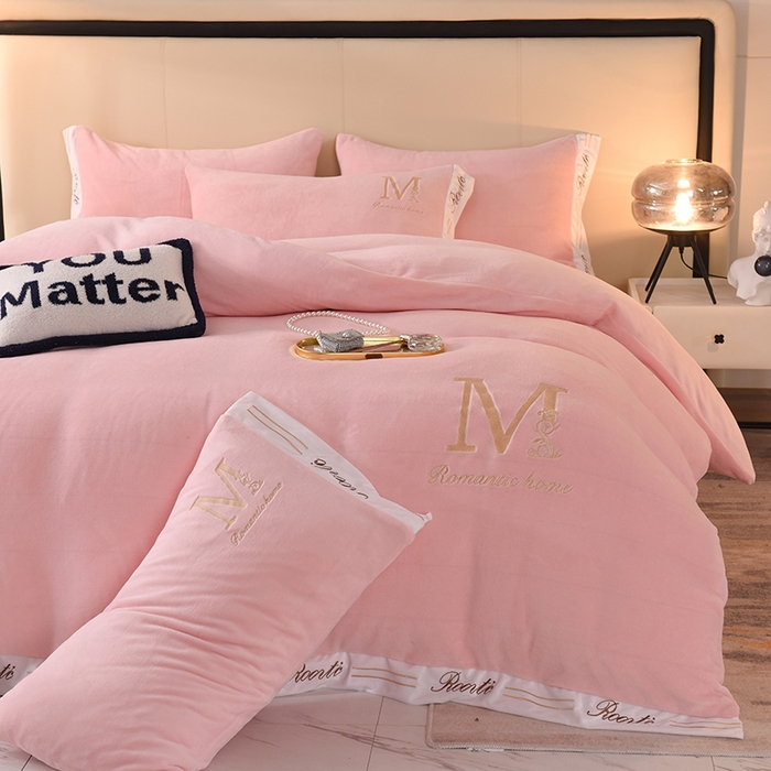 91家纺网 家纺一手货源 找家纺 大米家居 2025新款宽边刺绣牛奶绒四件套-罗曼蒂克系列 罗曼蒂克-芭蕾粉