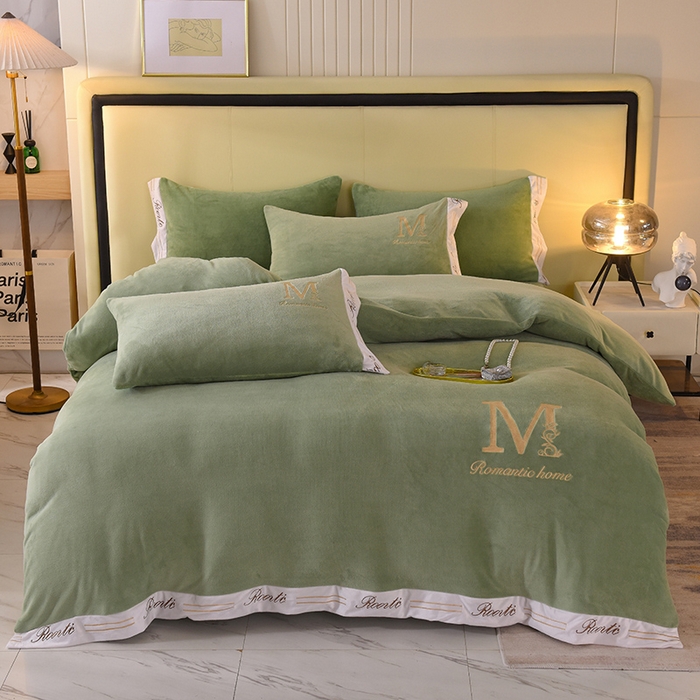 91家纺网 家纺一手货源 找家纺 大米家居 2025新款宽边刺绣牛奶绒四件套-罗曼蒂克系列 罗曼蒂克-莫兰迪绿