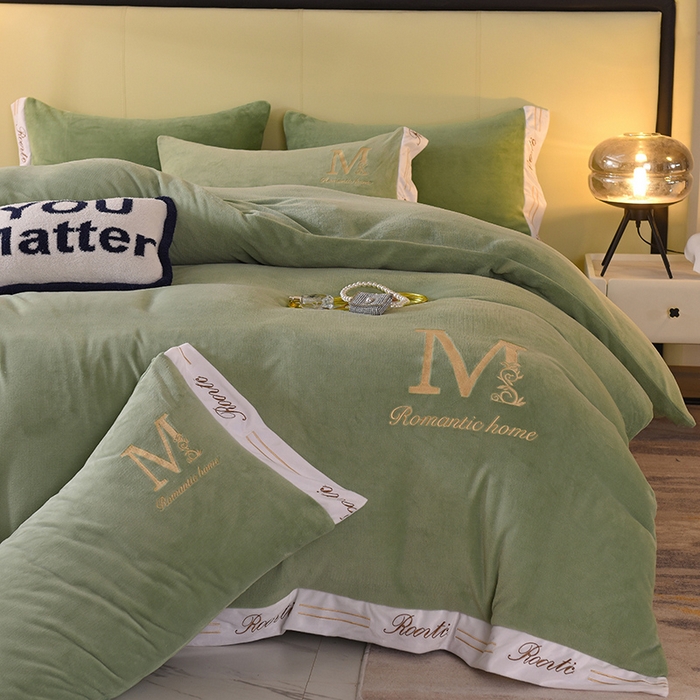 91家纺网 家纺一手货源 找家纺 大米家居 2025新款宽边刺绣牛奶绒四件套-罗曼蒂克系列 罗曼蒂克-莫兰迪绿