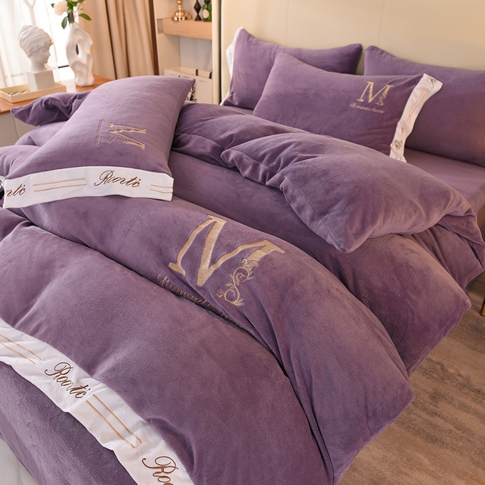 91家纺网 家纺一手货源 找家纺 大米家居 2025新款宽边刺绣牛奶绒四件套-罗曼蒂克系列 罗曼蒂克-暮山紫