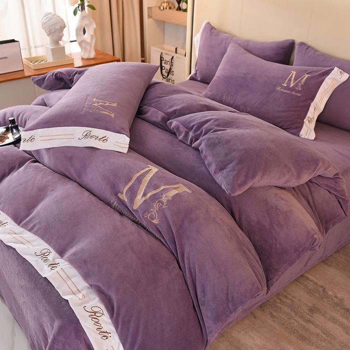 91家纺网 家纺一手货源 找家纺 大米家居 2025新款宽边刺绣牛奶绒四件套-罗曼蒂克系列 罗曼蒂克-暮山紫