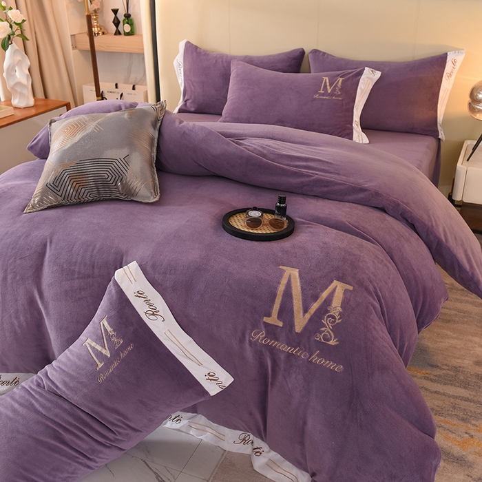 91家纺网 家纺一手货源 找家纺 大米家居 2025新款宽边刺绣牛奶绒四件套-罗曼蒂克系列 罗曼蒂克-暮山紫