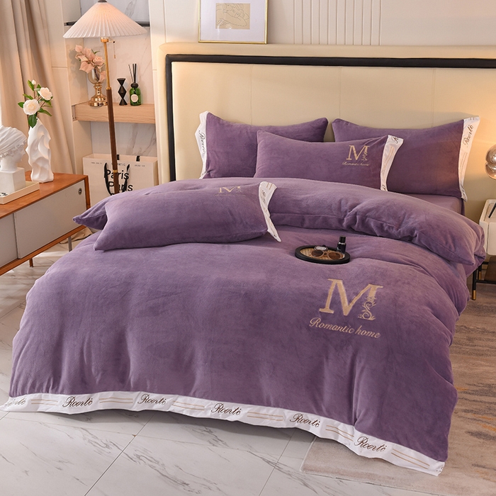 91家纺网 家纺一手货源 找家纺 大米家居 2025新款宽边刺绣牛奶绒四件套-罗曼蒂克系列 罗曼蒂克-暮山紫