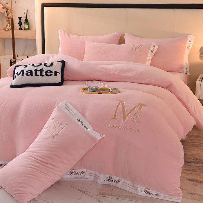 91家纺网 家纺一手货源 找家纺 大米家居 2025新款宽边刺绣牛奶绒四件套-罗曼蒂克系列 罗曼蒂克-芭蕾粉