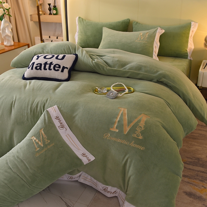 91家纺网 家纺一手货源 找家纺 大米家居 2025新款宽边刺绣牛奶绒四件套-罗曼蒂克系列 罗曼蒂克-莫兰迪绿