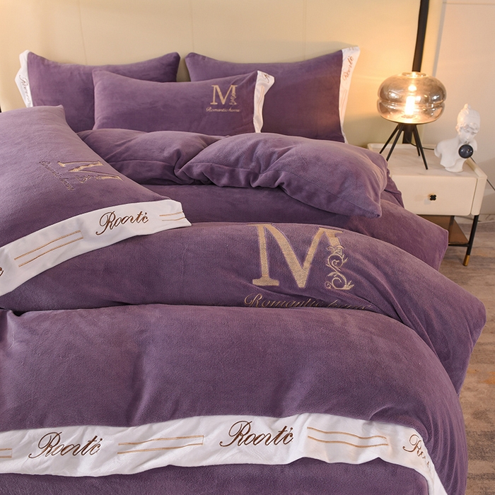 91家纺网 家纺一手货源 找家纺 大米家居 2025新款宽边刺绣牛奶绒四件套-罗曼蒂克系列 罗曼蒂克-暮山紫